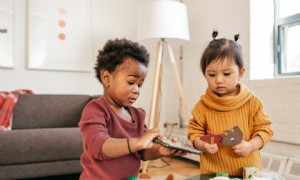 Dein Platz oder meiner? So entscheiden Sie, welche Familie Ihre Nanny-Wohngemeinschaft „bewirtet“. 
