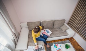 7 clevere Tipps für Babysitter, die Schule und Arbeit unter einen Hut bringen 