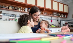 Was Sie beachten sollten, bevor Sie Ihrem Kindermädchen oder Babysitter erlauben, sein eigenes Kind mit zur Arbeit zu bringen 