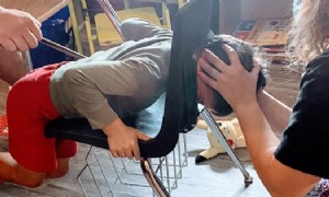 Junge bleibt mit dem Kopf im Stuhl stecken – und es ist erst Tag 2 des Fernunterrichts 