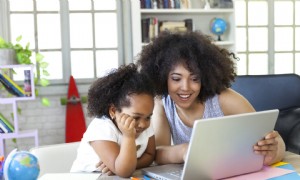 Was Kindermädchen oder Babysitter wissen müssen, um Kindern beim Fernunterricht zu helfen 