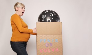 Mamas „Non-Gender-Reveal“-Fotoshooting hinterfragt, wie wir neue Babys feiern