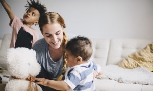 Wie Sie darüber sprechen können, Ihr eigenes Kind zu einem Kindermädchen oder Babysitter-Job zu bringen 