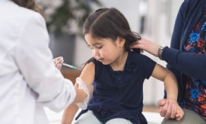 Wie man mit Pflegekräften, Arbeitgebern und Angehörigen über Impfungen spricht 