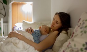 Vater macht seiner Frau Kummer, weil er sich „wie eine Mutter“ angezogen hat – während sie sich während einer Pandemie von der Geburt erholt 