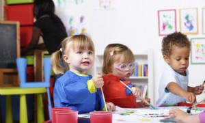 Kinder in Kindertagesstätten infizieren Eltern, Geschwister und Lehrer, sagt die CDC 
