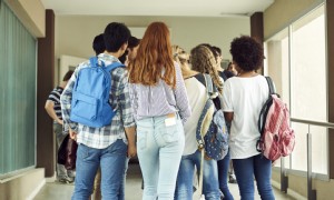 Eltern schicken Teenager positiv auf COVID-19 in die Schule und machen die Gemeinde wütend