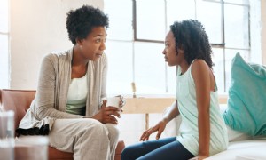 Wie man laut Experten mit Kindern über die Wahl 2020 und die hässliche Seite der Politik spricht