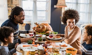 Feiertagsversammlungen könnten aufgrund von COVID-19 vom Tisch sein, warnt Dr. Fauci 