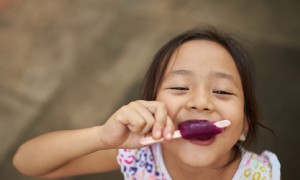 Eltern schwören auf diesen Trick mit Eis am Stiel, um überforderte Kinder zu beruhigen