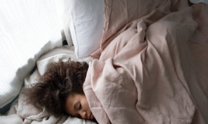 Fernunterricht und Ausschlafen:Wann geht’s, wann nicht und was Eltern wissen sollten 