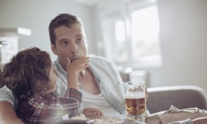 Ob Mama oder Papa, Eltern, die zu viel trinken, können sich auf Kinder auswirken 