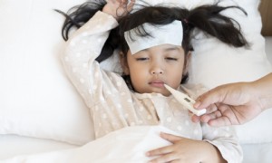 11 natürliche Heilmittel gegen Husten und Erkältung für Kinder