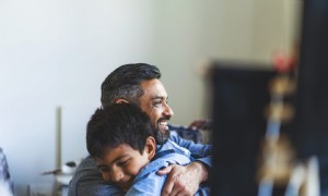 Körperliche Zuneigung und Berührung:Wie viel Kinder brauchen und wie man ihnen inmitten von COVID genug gibt