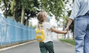 Der alarmierende „Muttercode“-Trend fordert Eltern dringend auf, Kinder nicht auf COVID-19 zu testen 