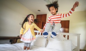 „Calmhousing“ und andere geniale Spieltipps für aufrührerische Kinder 