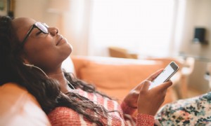 10 Eltern-Podcasts, die Ihnen helfen, zu lachen, zu lernen und sich gesehen zu fühlen 