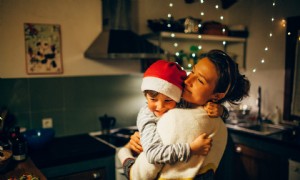 Wie man Kindern hilft, Verluste zu betrauern und Freude an einer ungewöhnlichen Weihnachtszeit zu finden 