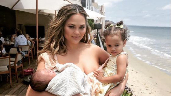 Chrissy Teigen bittet darum, die Formel zu „normalisieren“, nachdem sie Probleme beim Stillen hatte 