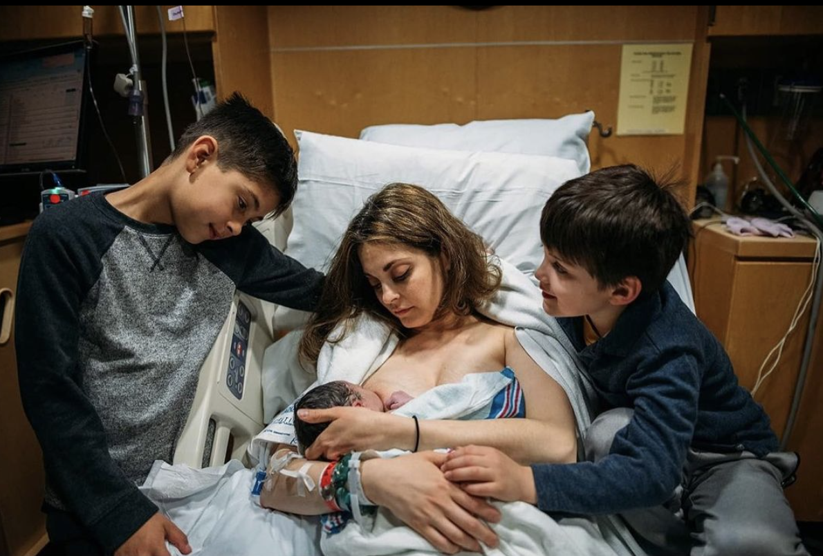 Der 9-jährige Junge tritt als „Ehrendoula“ für die Geburt und Entbindung seiner Mutter auf 