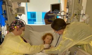 Mama warnt Eltern vor den seltenen, aber echten COVID-19-Risiken für Kinder 