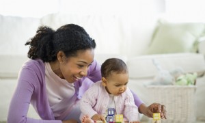 Wenn Babys sitzen:Was Sie über diesen Meilenstein wissen müssen 