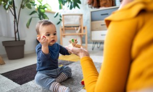 Wie man dem Baby hilft, sich aufzurichten, ohne seine natürliche Entwicklung zu hetzen 