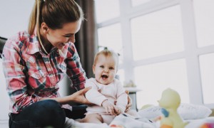 Wie man ein Kindermädchen findet, nach Tipps von echten Eltern 