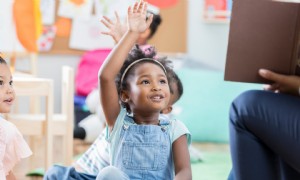 Wie antirassistische Kinderbetreuung aussieht, warum sie wichtig ist und wie man sie findet 