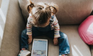 Experten sagen, dass Kinder zu viel Bildschirmzeit bekommen – aber Eltern weigern sich, sich zu schämen 