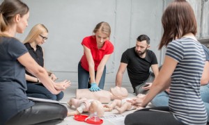 So erhalten Sie eine Erste-Hilfe- und HLW-Schulung 