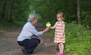 101 Ideen für zufällige Taten der Freundlichkeit, die Sie mit Ihrer Familie tun können 