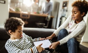 Wie man verhindert, dass Streit zwischen Geschwistern außer Kontrolle gerät 