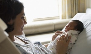 Krankenhäuser führen eine neue geschlechtsneutrale Sprache ein, um alle Eltern einzubeziehen 