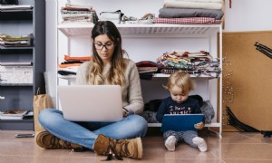 Die neue Mutter schreibt ihren Lebenslauf neu, indem sie nur ihre Erziehungsfähigkeiten einsetzt, und die Leute jubeln 