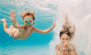 6 lustige Poolspiele für Kinder, die sie glücklich machen und sie ermüden 