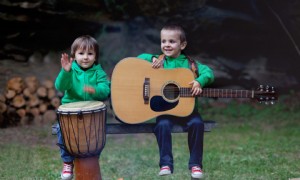 50 Lagerlieder, die jedes Kind gerne singen wird