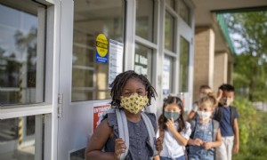 Brauchen Kinder Masken für die Schule? Hier ist, was die großen Gesundheitsorganisationen sagen 