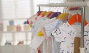 Babykleidungsgrößen, erklärt:Was Sie wissen müssen, um Säuglinge in jeder Größe zu kaufen 