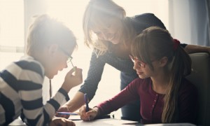 7 Tipps für die Einstellung eines Sitters oder Kindermädchens für die Zeit nach der Schule 