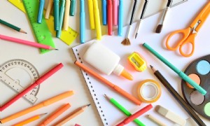 8 Möglichkeiten, dieses Jahr kostenlose Schulmaterialien zu erhalten 