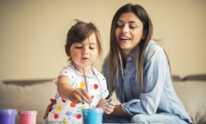 Wie man Kinderbetreuung anbietet, während die Eltern zu Hause sind, und wie es funktioniert 