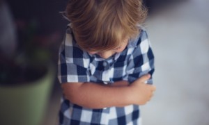 Wie man laut Experten ein Kleinkind vom Schlagen abhält 