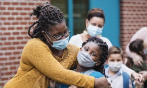 7 Möglichkeiten, die psychische Gesundheit von Kindern zu unterstützen, wenn sie persönlich zurück in die Schule gehen 