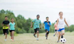 6 lustige Fußballspiele für Kinder, um ihre Fähigkeiten zu verbessern 