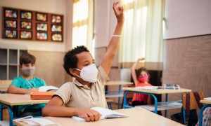 Sollen Kinder wieder zur Schule gehen? Neue Delta-Informationen haben Eltern und Experten gefragt, ob es sicher ist 