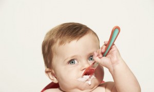 Wie man ein Baby füttert, das nicht isst:10 einfache Tipps 