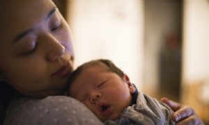 Nachtnanny vs. Nachtschwester:Wie sie helfen und was sie kosten