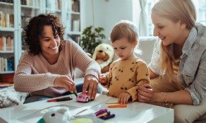 Kindermädchen:Wie man taktvoll mit Eltern umgeht, die Mikromanagement betreiben 