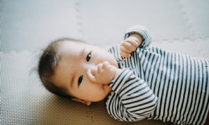 Ab wann lutschen Babys am Daumen?